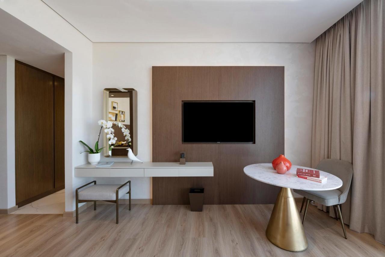 Movenpick Jumeirah Village Triangle Dubai Esterno foto A room at the hotel