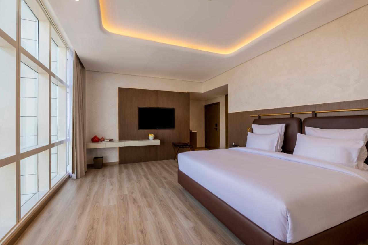 Movenpick Jumeirah Village Triangle Dubai Esterno foto