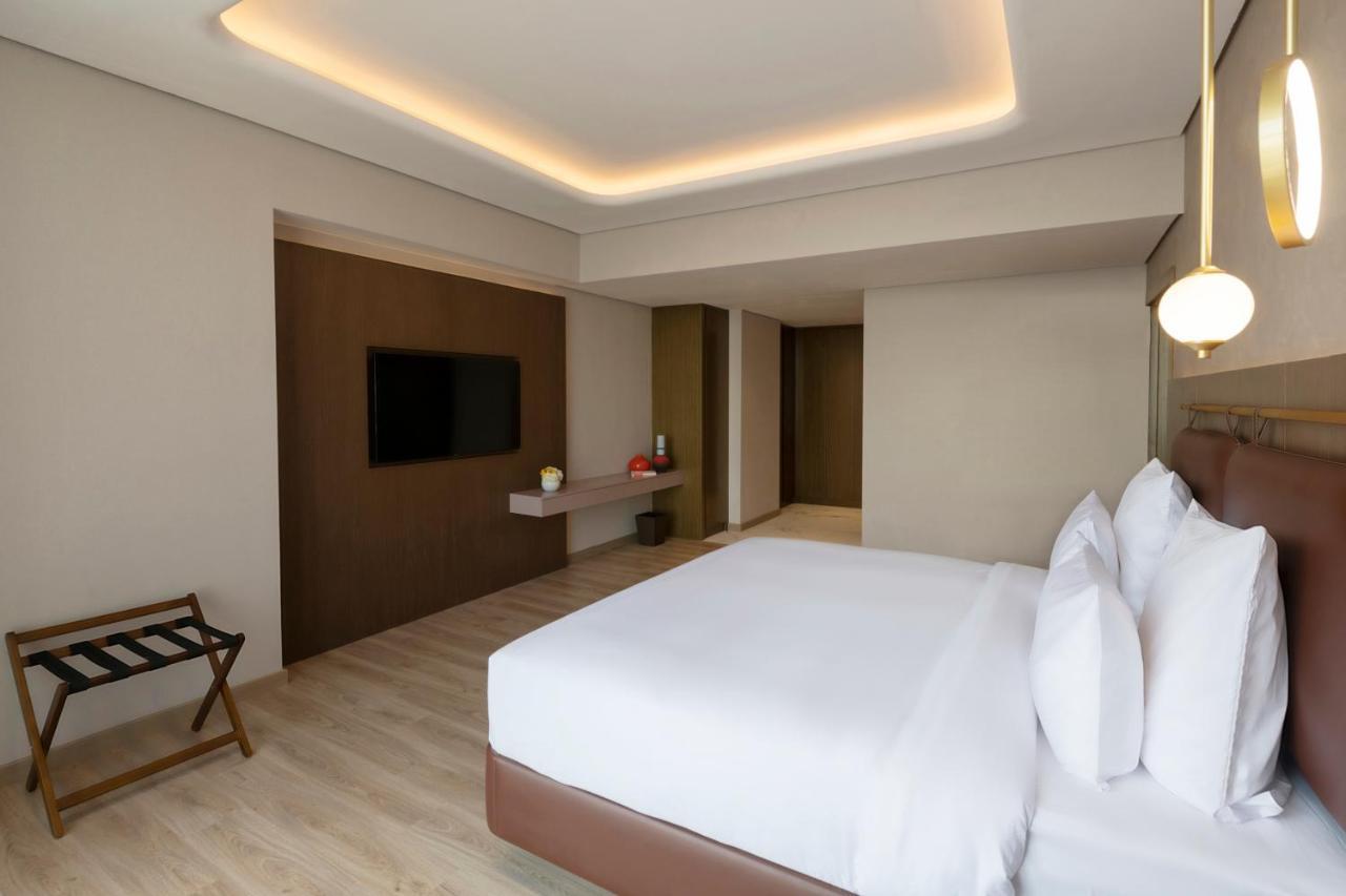 Movenpick Jumeirah Village Triangle Dubai Esterno foto A bedroom at the hotel