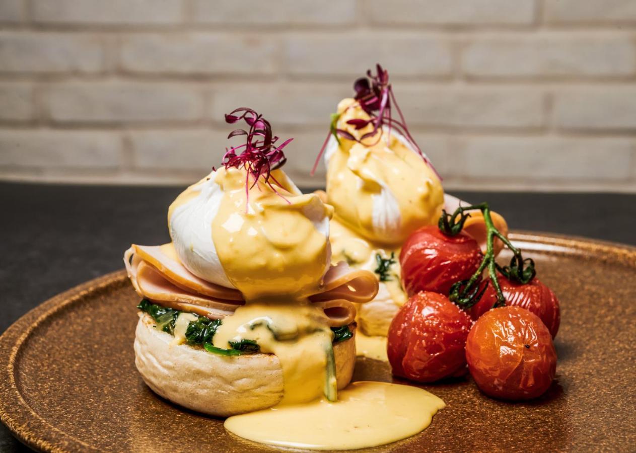 Movenpick Jumeirah Village Triangle Dubai Esterno foto Eggs Benedict