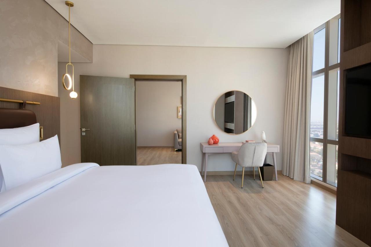 Movenpick Jumeirah Village Triangle Dubai Esterno foto A bedroom at the hotel