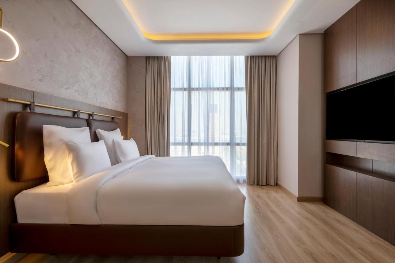 Movenpick Jumeirah Village Triangle Dubai Esterno foto A bedroom at the hotel