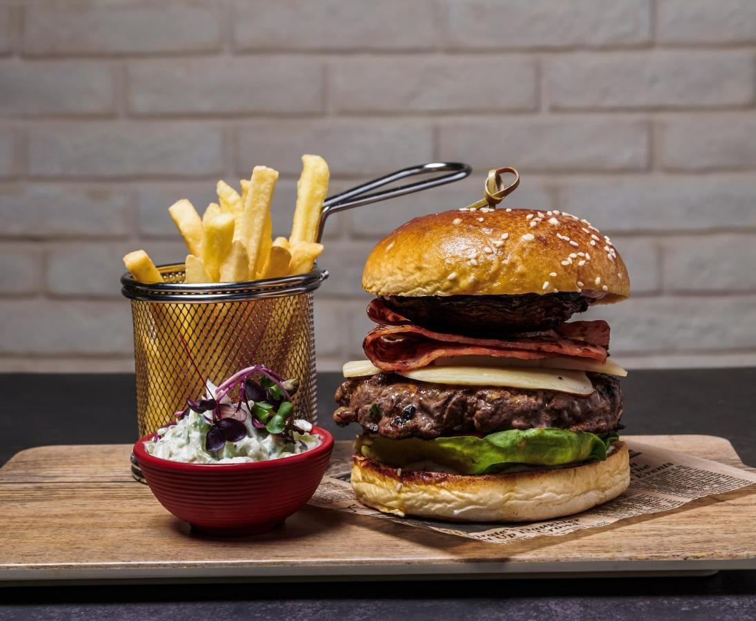 Movenpick Jumeirah Village Triangle Dubai Esterno foto A hamburger with chips