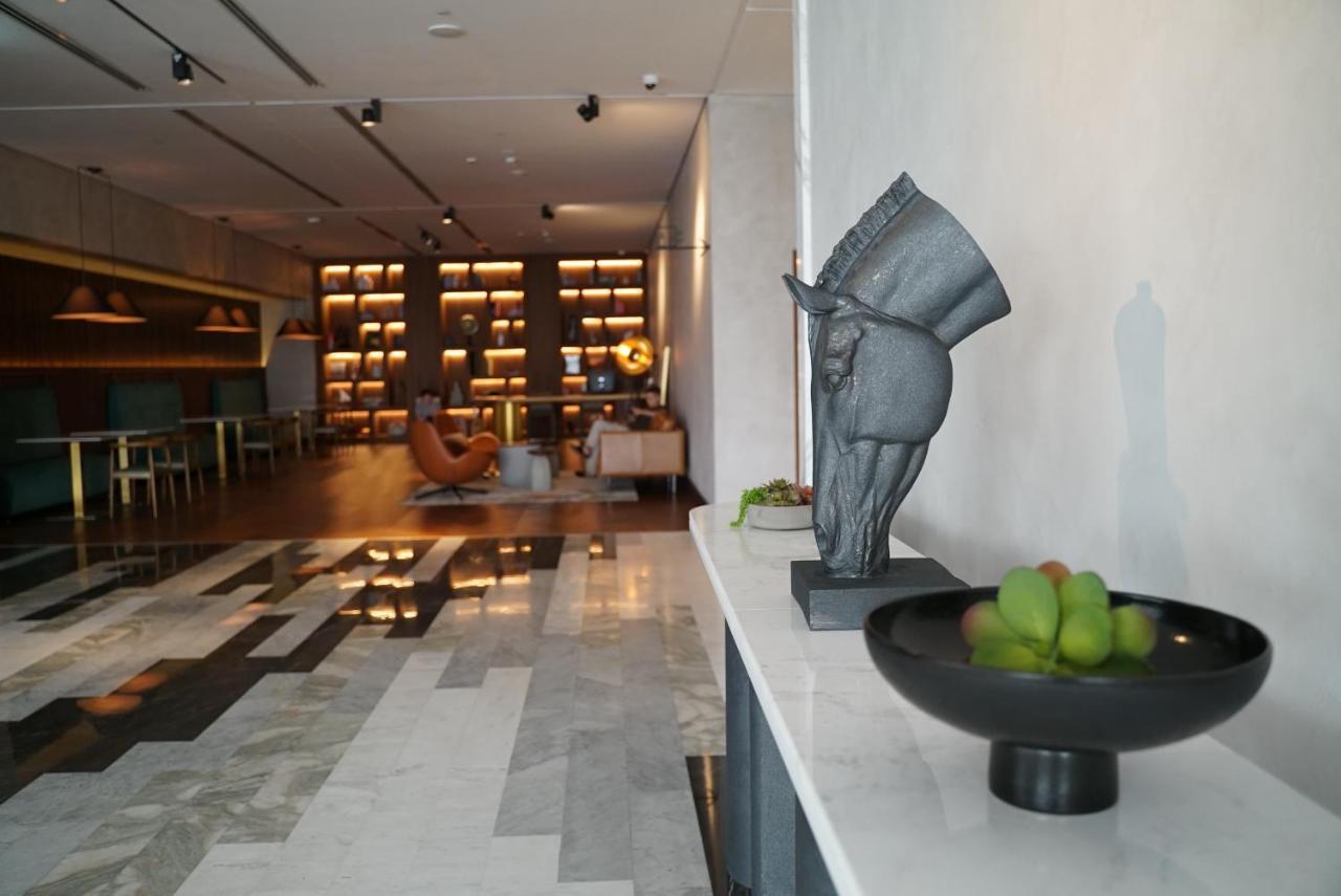 Movenpick Jumeirah Village Triangle Dubai Esterno foto The interior of the lounge