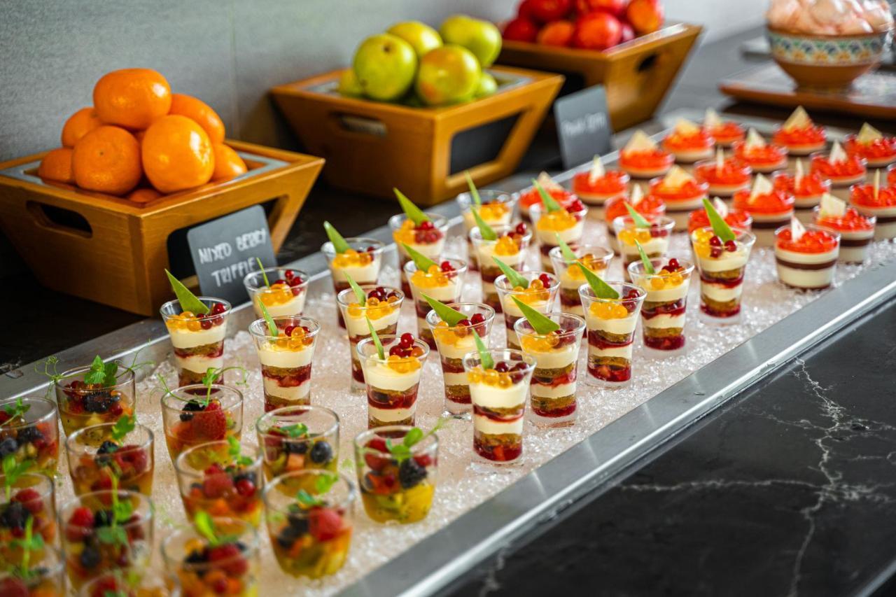 Movenpick Jumeirah Village Triangle Dubai Esterno foto A dessert buffet
