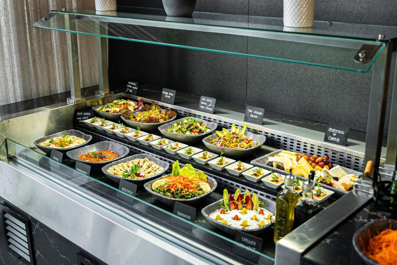 Movenpick Jumeirah Village Triangle Dubai Esterno foto A salad bar