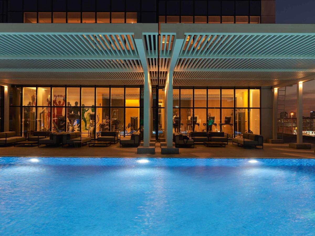 Movenpick Jumeirah Village Triangle Dubai Esterno foto The swimming pool at the hotel