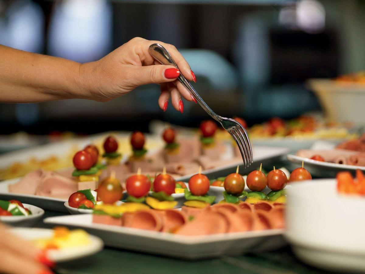 Movenpick Jumeirah Village Triangle Dubai Esterno foto A buffet