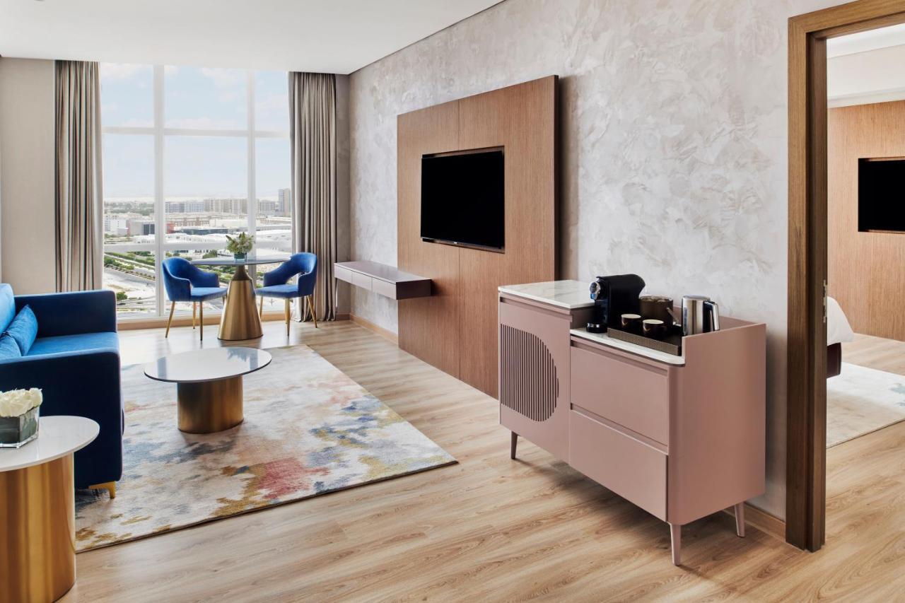 Movenpick Jumeirah Village Triangle Dubai Esterno foto A suite at the hotel