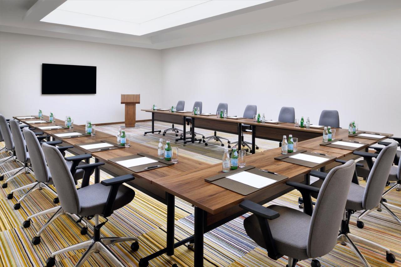 Movenpick Jumeirah Village Triangle Dubai Esterno foto Meeting room