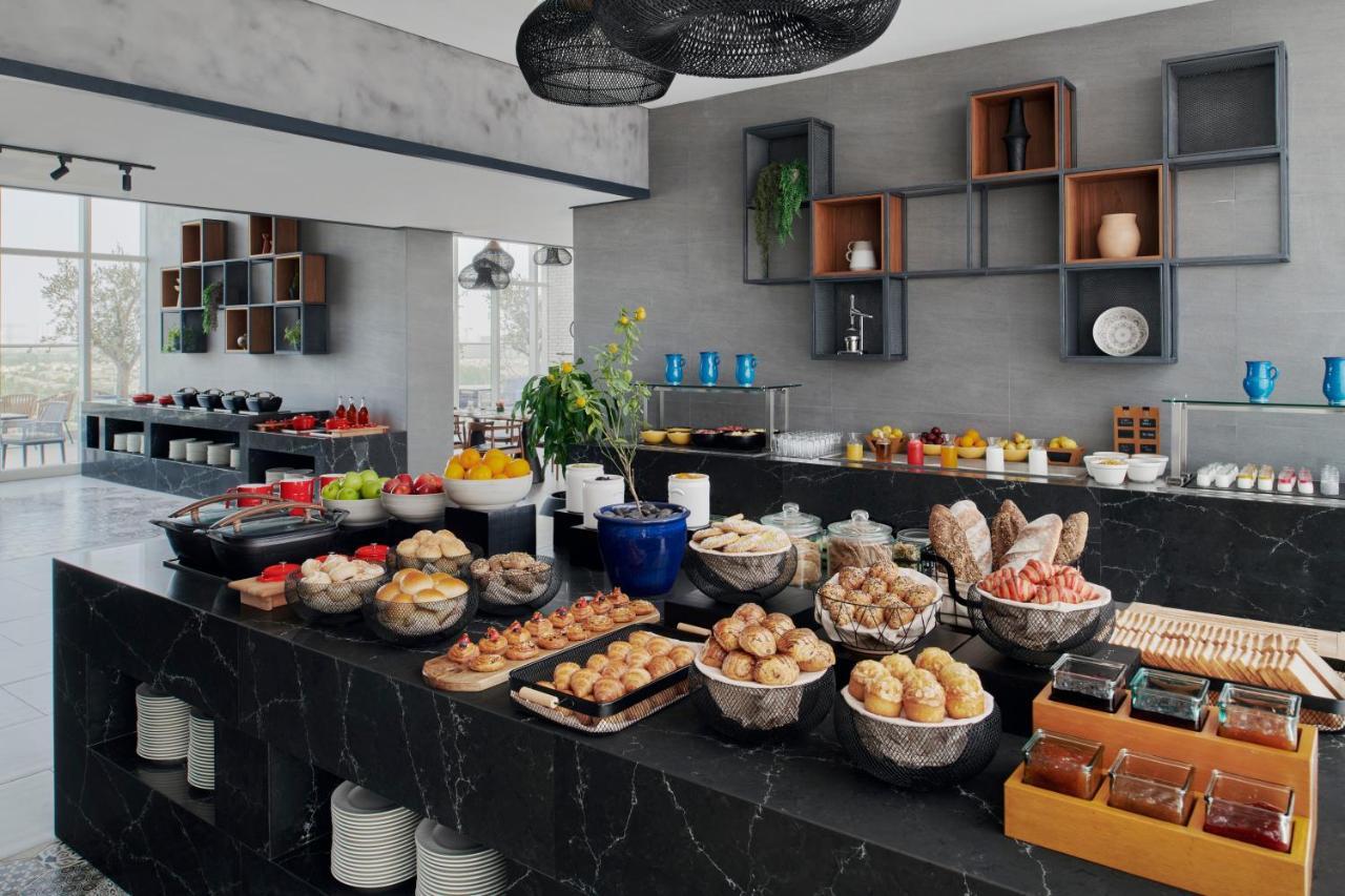 Movenpick Jumeirah Village Triangle Dubai Esterno foto A buffet at a hotel