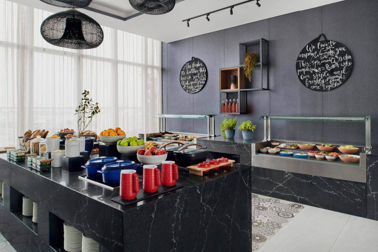 Movenpick Jumeirah Village Triangle Dubai Esterno foto A buffet at a hotel