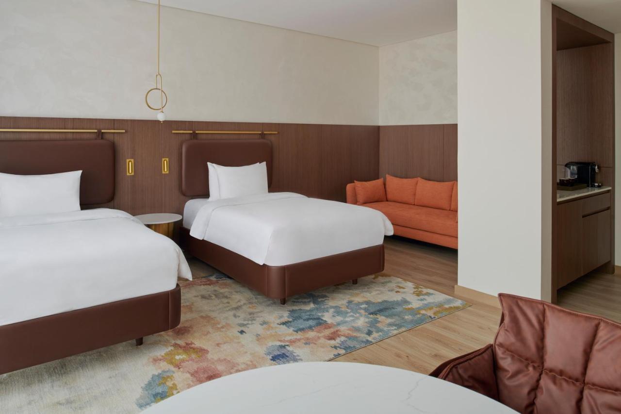 Movenpick Jumeirah Village Triangle Dubai Esterno foto A room at the hotel